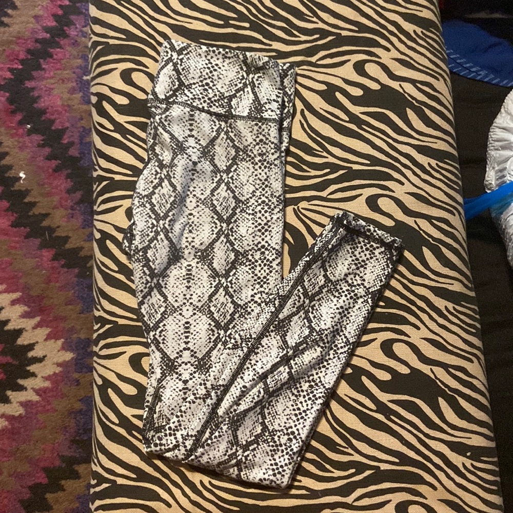 Snake skin print leggings
